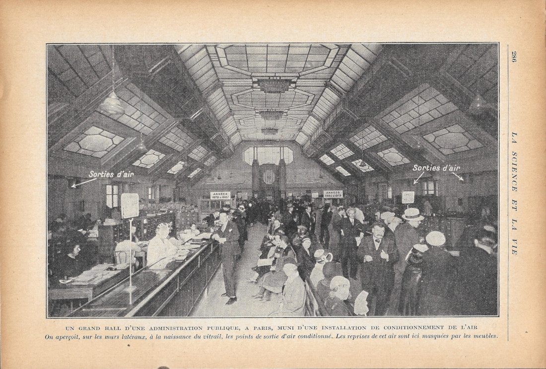Un grand hall d'une administration publique, a Paris, muni de …
