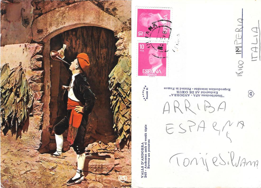 Valls d'Andorra. Andorran amb el vestit tipic. Buveur au pourrou. …