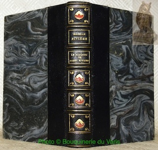 Le bouquet de roses rouges.