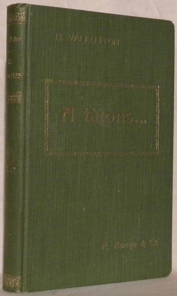 A tâtons.