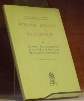 Estudos, ensaios e documentos 42. Primeiro reconhecimento petrografico da Serra …