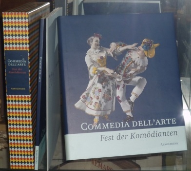 Commedia Dell’Arte. Fest der Komödianten. Drei Bände. 1. Keramische Kostbarkeiten …
