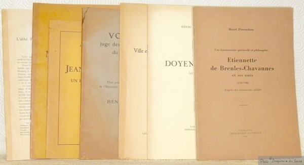 Lot de huit brochures.