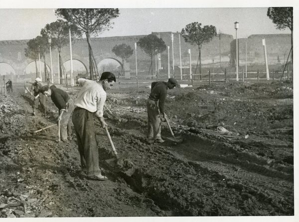 Roma. Lavori per il prolungamento della Via dell'Impero verso il …