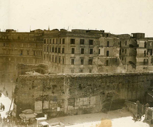 Roma, bombardamento della ferrovia e lungo le mura adiacenti alla …