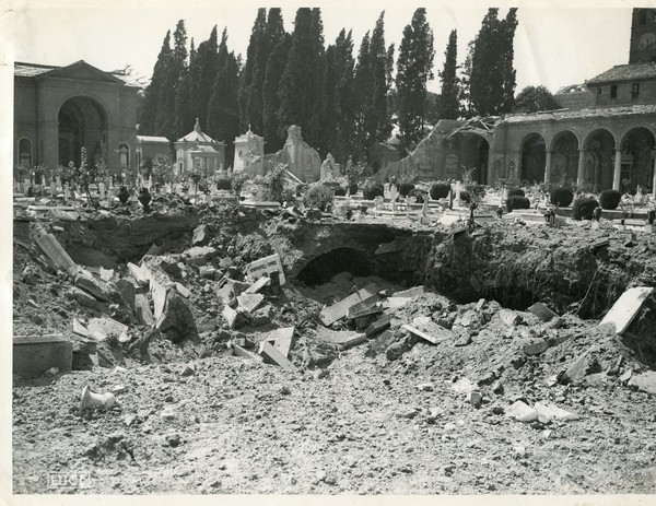 Roma Il cimitero del Verano dopo il bombardamento