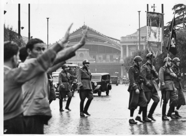 Le insegne del partito nazionale fascista tornano a Roma