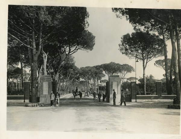 Ostia Ingresso per il viale principale della Pineta di Castel …