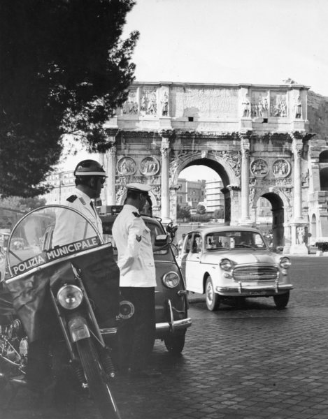 Roma, Vigili al lavoro vicino all'Arco di Costantino