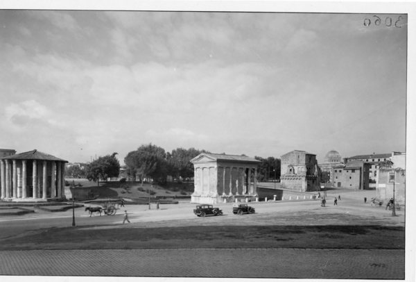 Roma, macchine di fronte al Tempio di Vesta