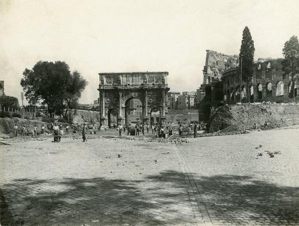 Roma, Arco di Costantino ed il Colosseo sistemazione dei sampietrini …