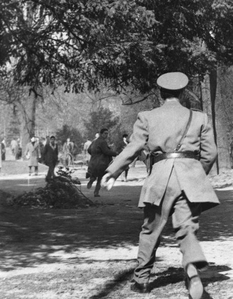 Milano, Porta Venezia, la polizia disperde gli studenti che stanno …