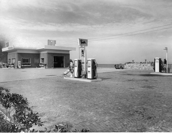 Verso la Calabria. Stazione di servizio Agip