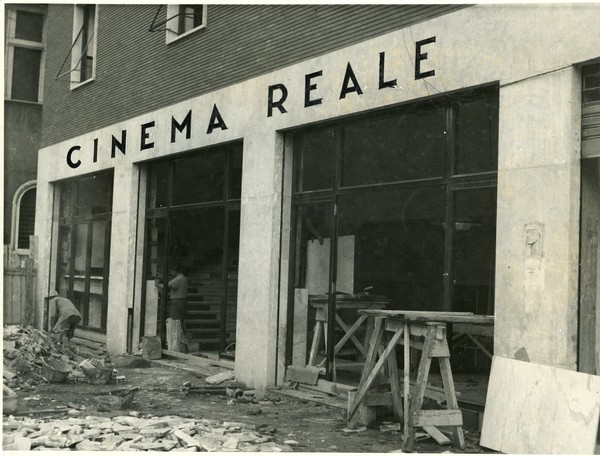 Roma Viale Trastevere, l'insegna del cinema Reale