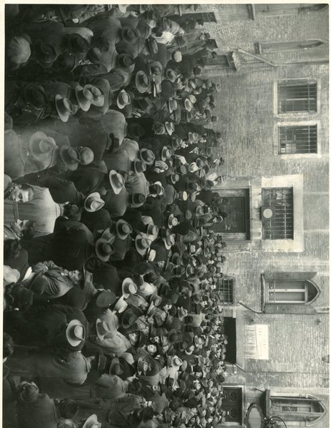 Tutti gli uomini portano il cappello