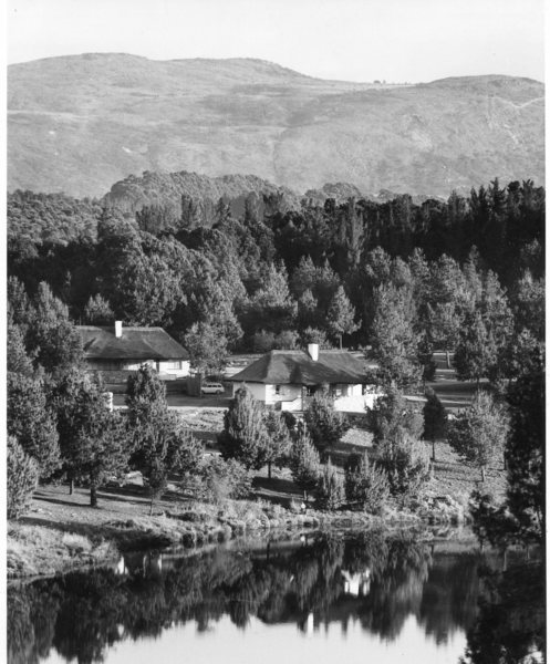 Rhodesia, panoramica delle montagne del National Park e dei cottages …