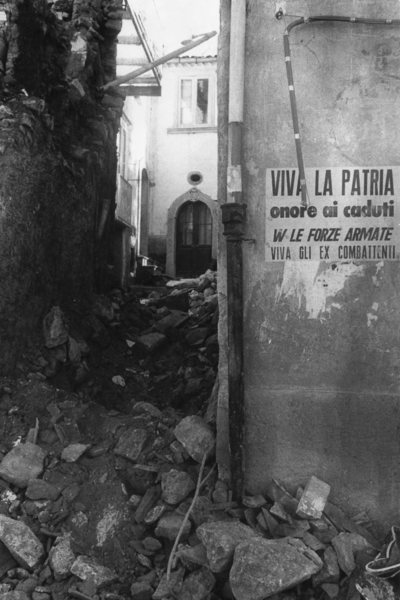 Irpinia (?), terremoto. Due foto di terremoti. Si tratta probabilmente …