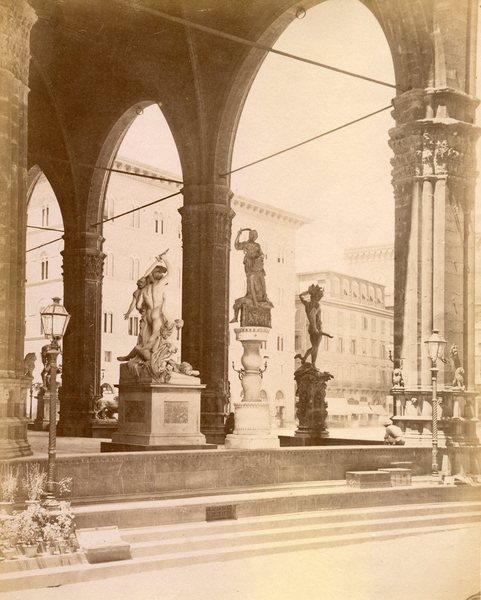 Firenze, inusuale veduta della loggia dei Lanzi