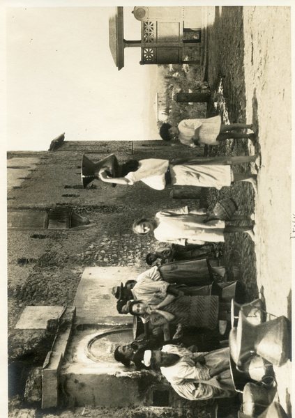 Ciociaria. Le donne prendono l'acqua alla fontana del palazzo baronale