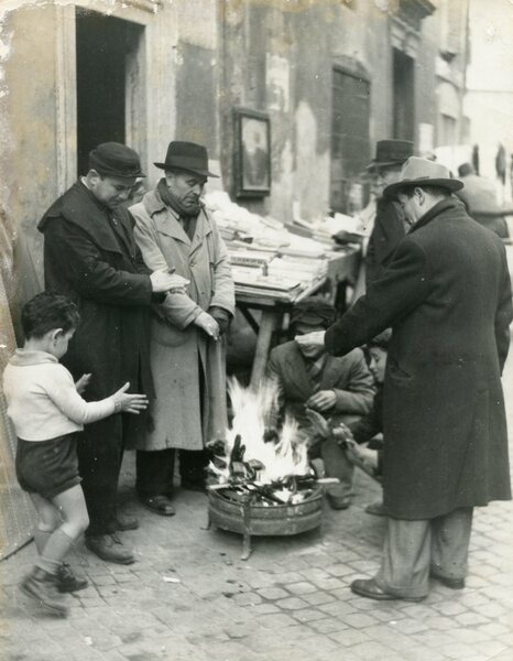 La bancarella di libri vicino al fuoco