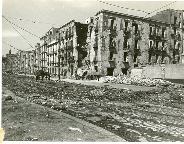 Napoli, i palazzi dopo il bombardamento