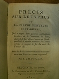 PRECIS SUR LE TYPHUS OU LA FIEVRE NERVEUSE CONTAGIEUSE, qui …