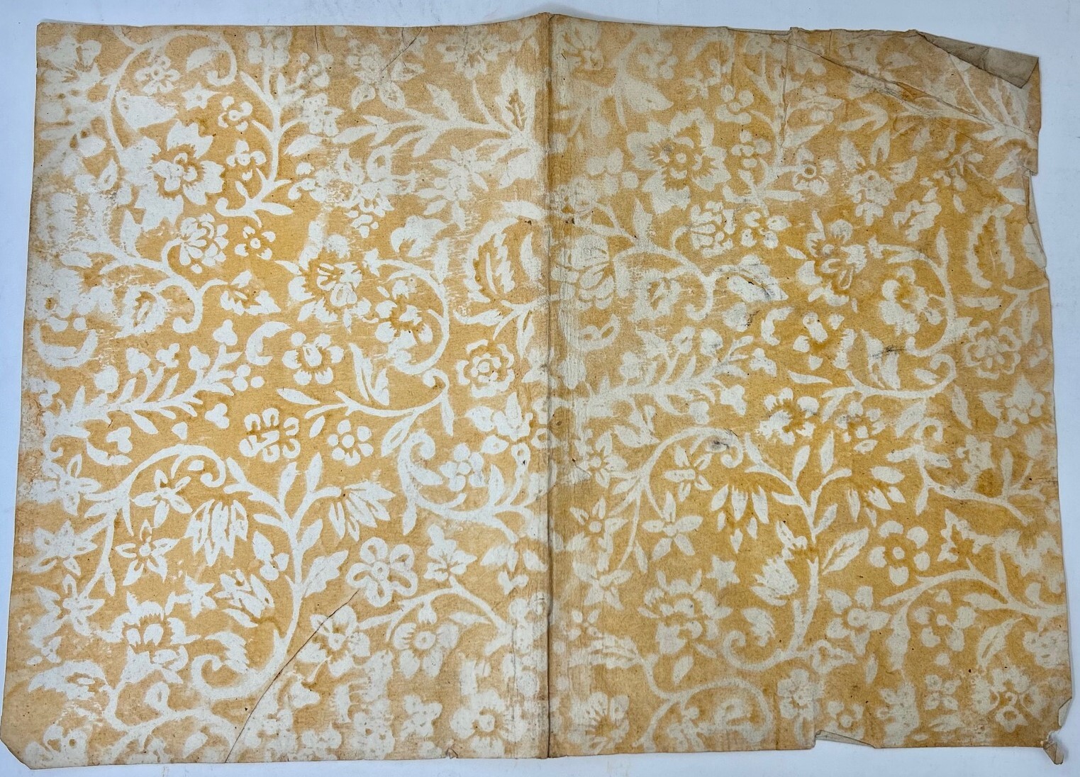 Antica carta decorata bianca e ocra,