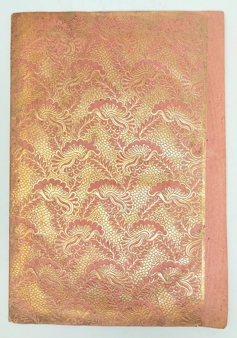 Carta dorata e goffrata.
