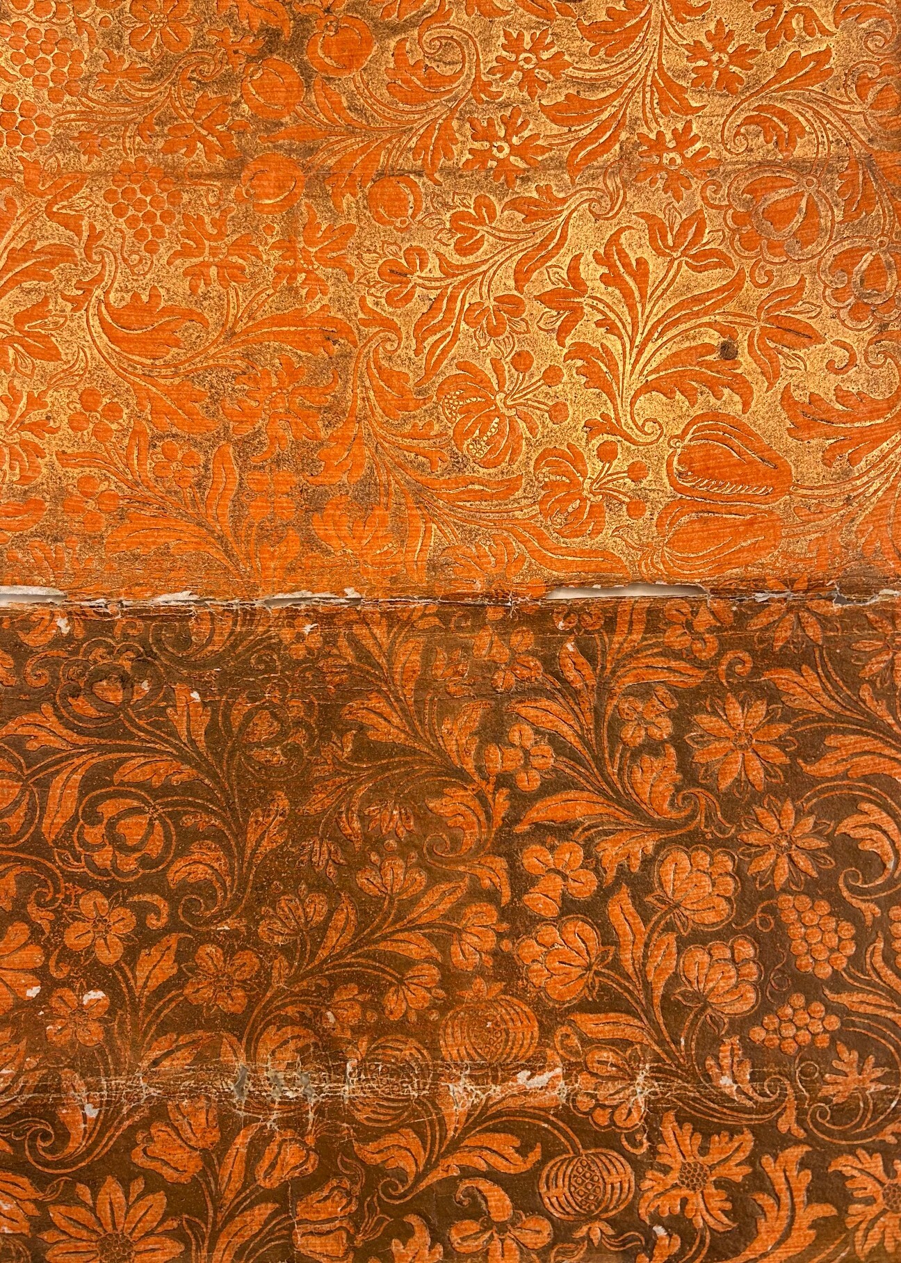 Carta dorata e goffrata