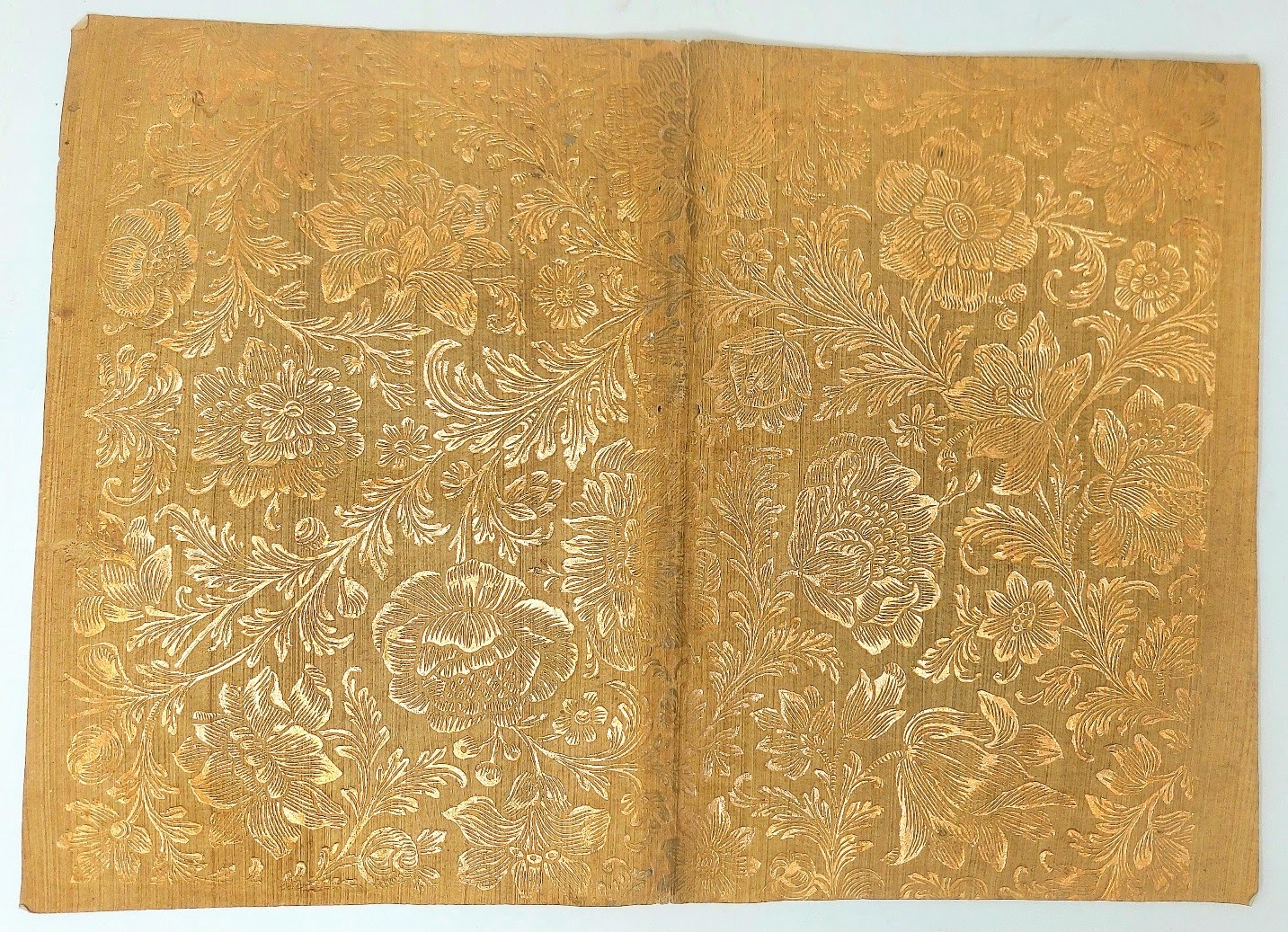 Carta Dorata e goffrata.