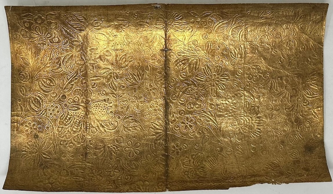 Carta goffrata e decorata.