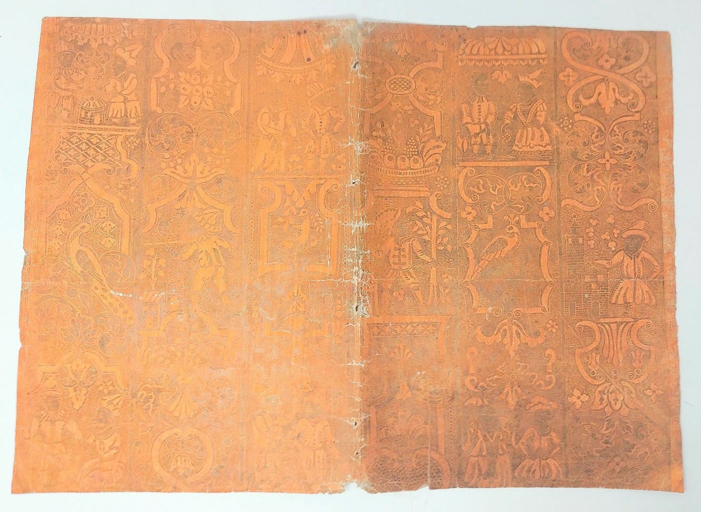 Carta goffrata e dorata.