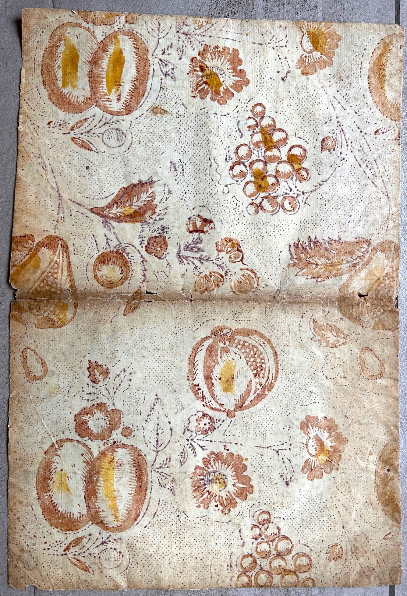Carta settecentesca con fiori e frutti.