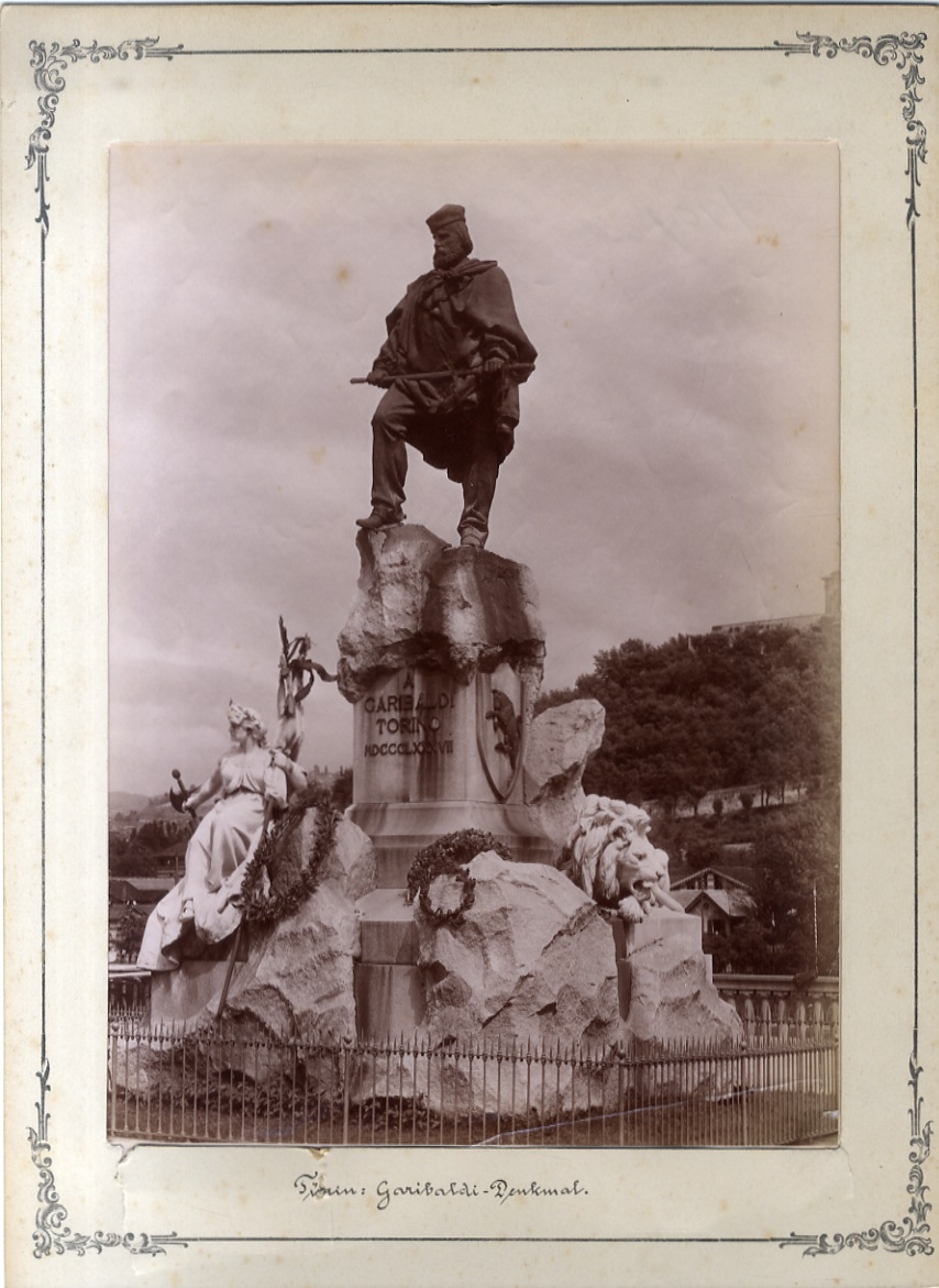 TORINO - Monumento a Garibaldi con la collina sullo sfondo