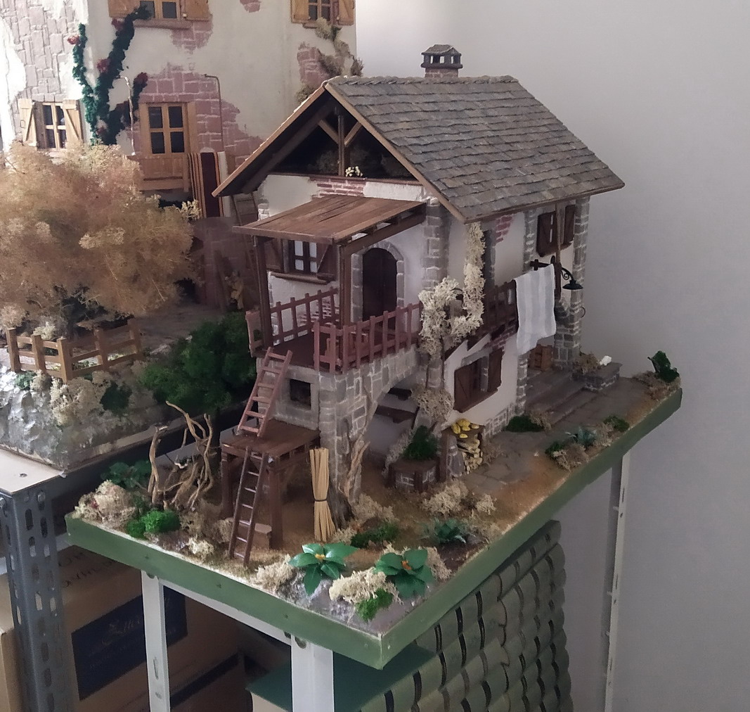 Diorama raffigurante casa rurale con forno per il pane