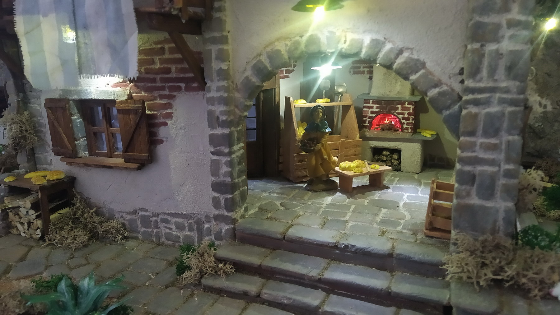 Diorama raffigurante casa rurale con forno per il pane