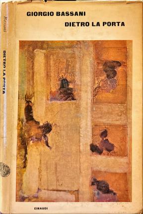 Dietro la porta.