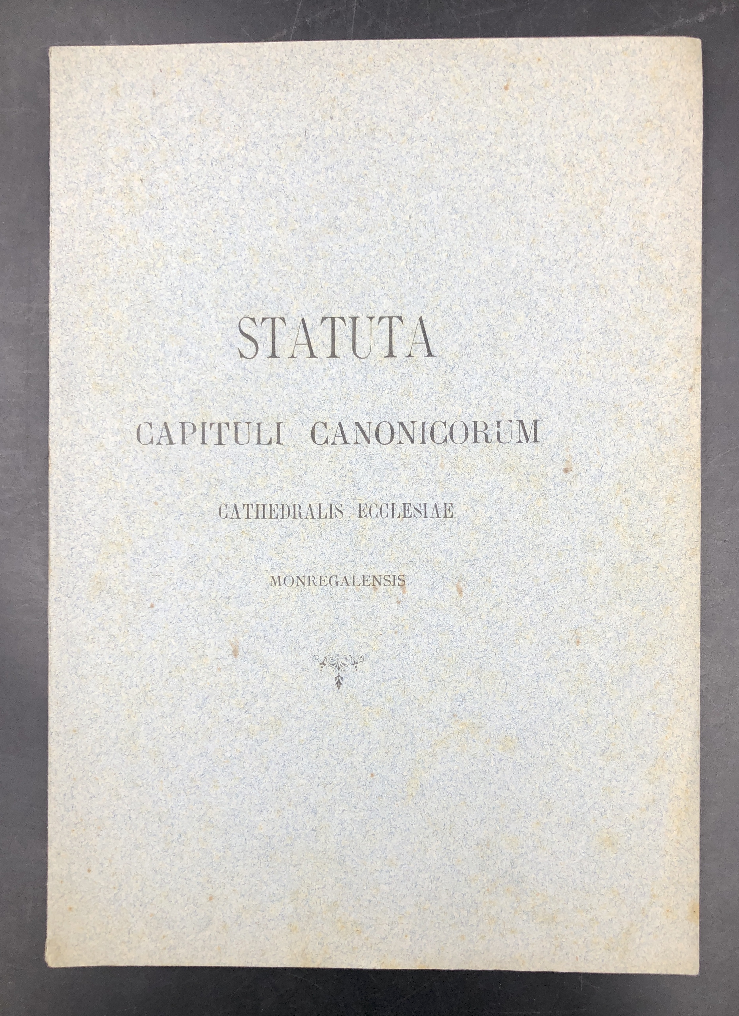 STATUTA CAPITULI CANONICORUM Cathedralis Ecclesiae MONREGALENSIS. [Con la tabella oraria …