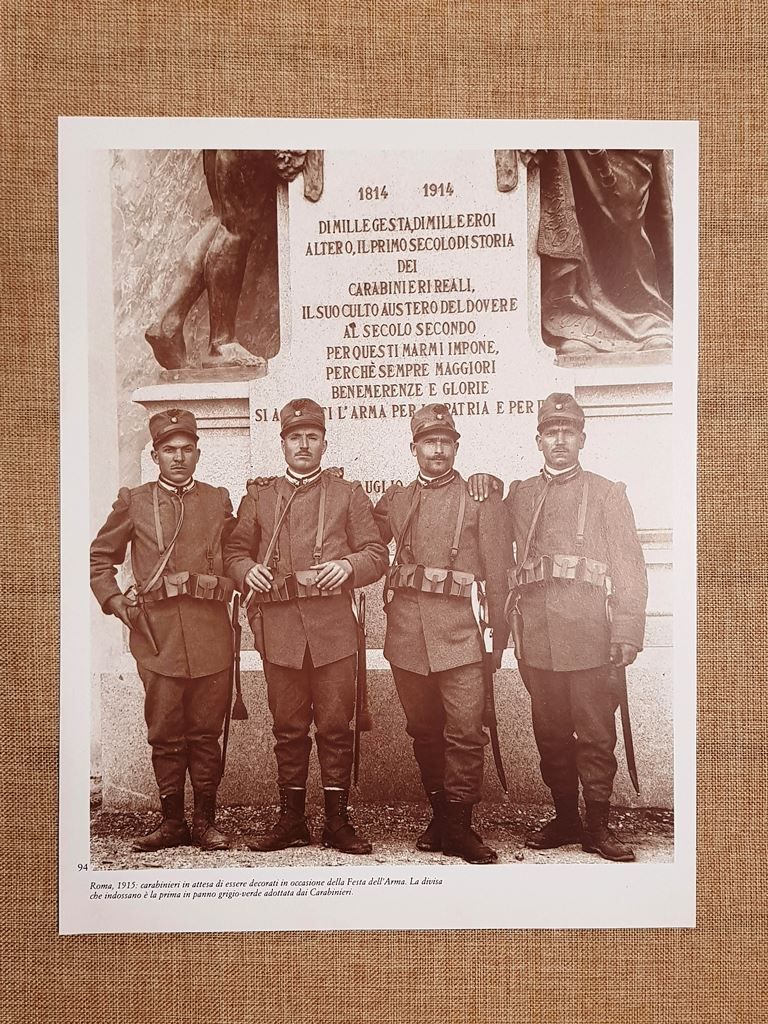 1915 Roma Carabinieri attendono decorazioni indossando nuova divisa grigio-verde