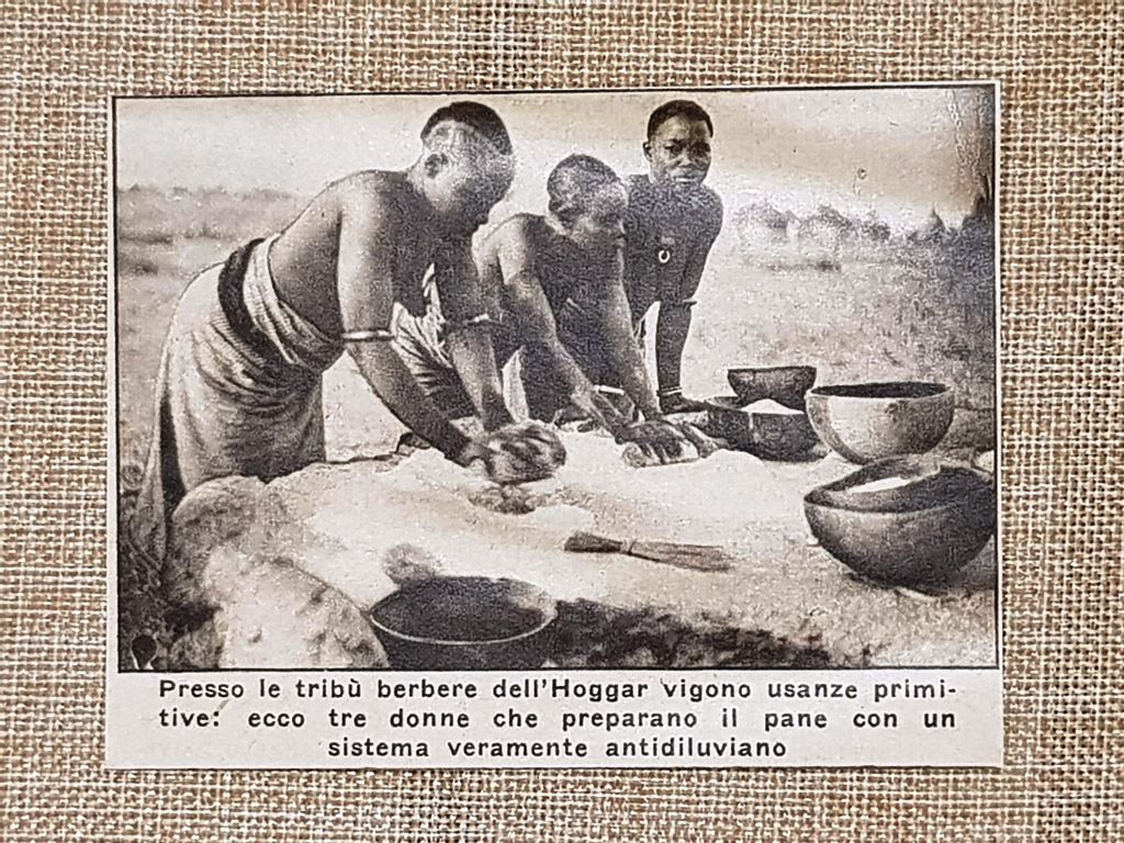 Donne berbere dell'Hoggar 1930 Pane del deserto cotto su pietre …