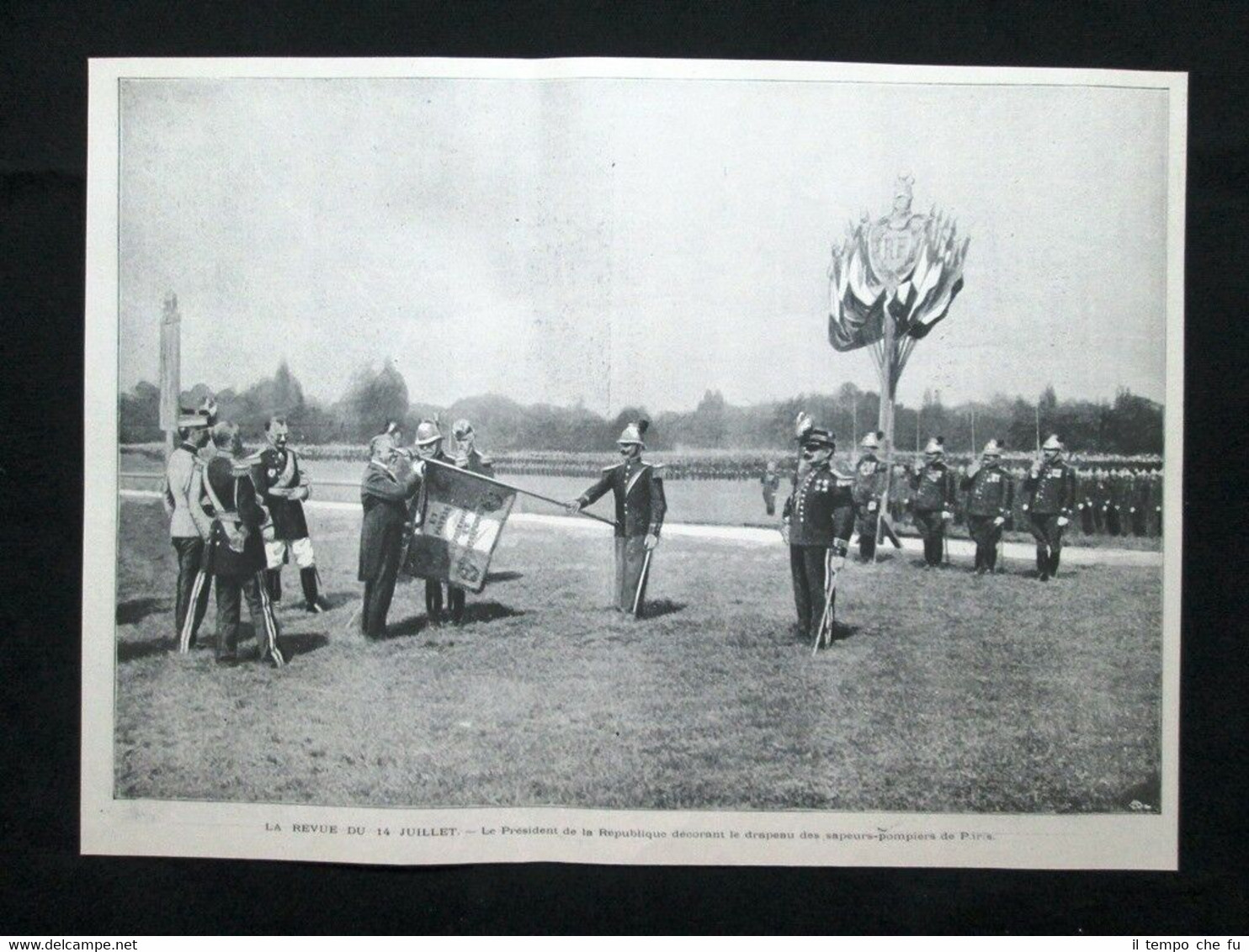 Emile Loubet rende omaggio alla bandiera dei pompieri di Parigi …