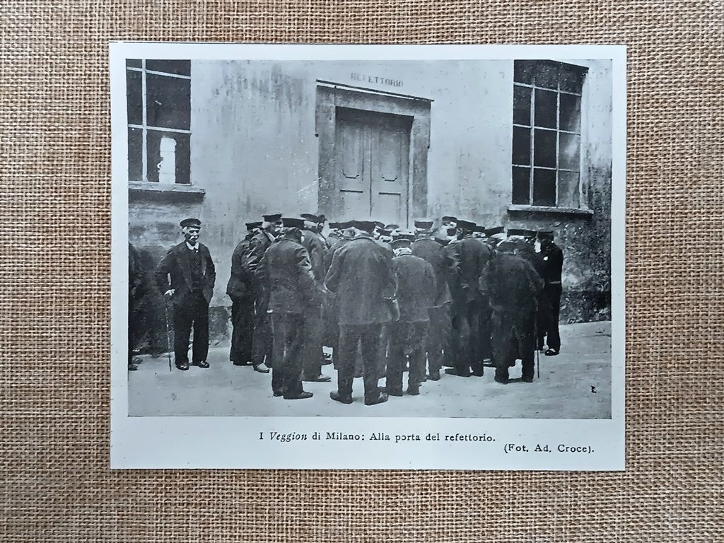 I "Veggion" di Milano nel 1906: alla porta del refettorio. …
