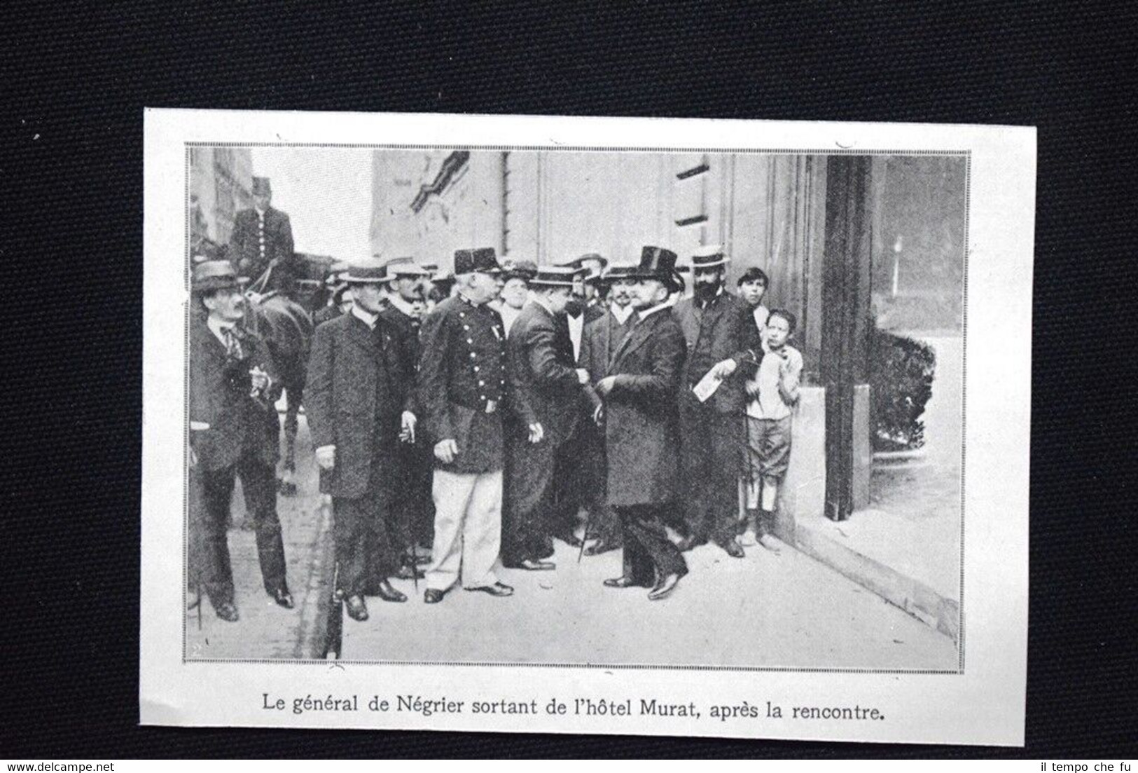 Il generale de Negrier mentre esce dall'Hotel Murat Stampa del …