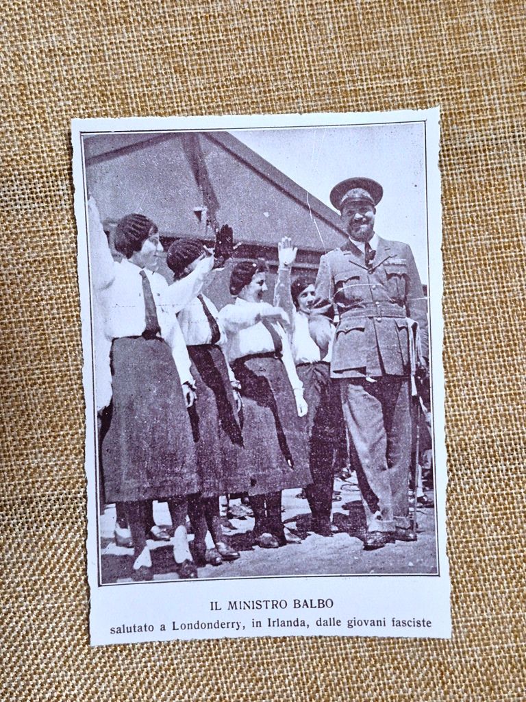 Italo Balbo salutato a Londonderry nel 1933 dalle giovani fasciste …