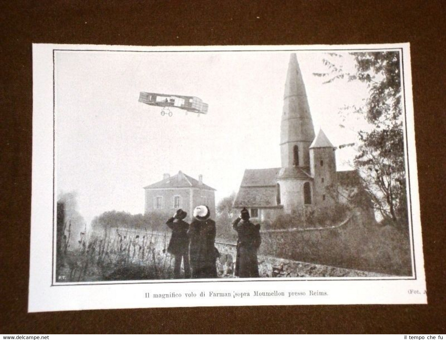 L'Aviatore Farman in volo sopra Moumellon presso Reims nel 1908