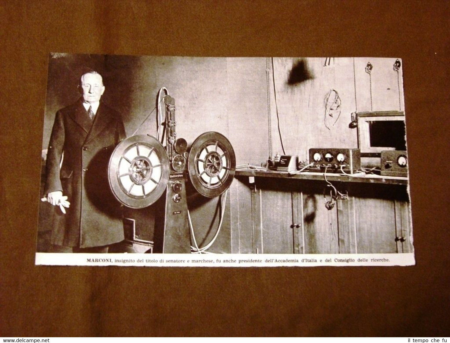 L'inventore Guglielmo Marconi tra le sue macchine ed attrezzature
