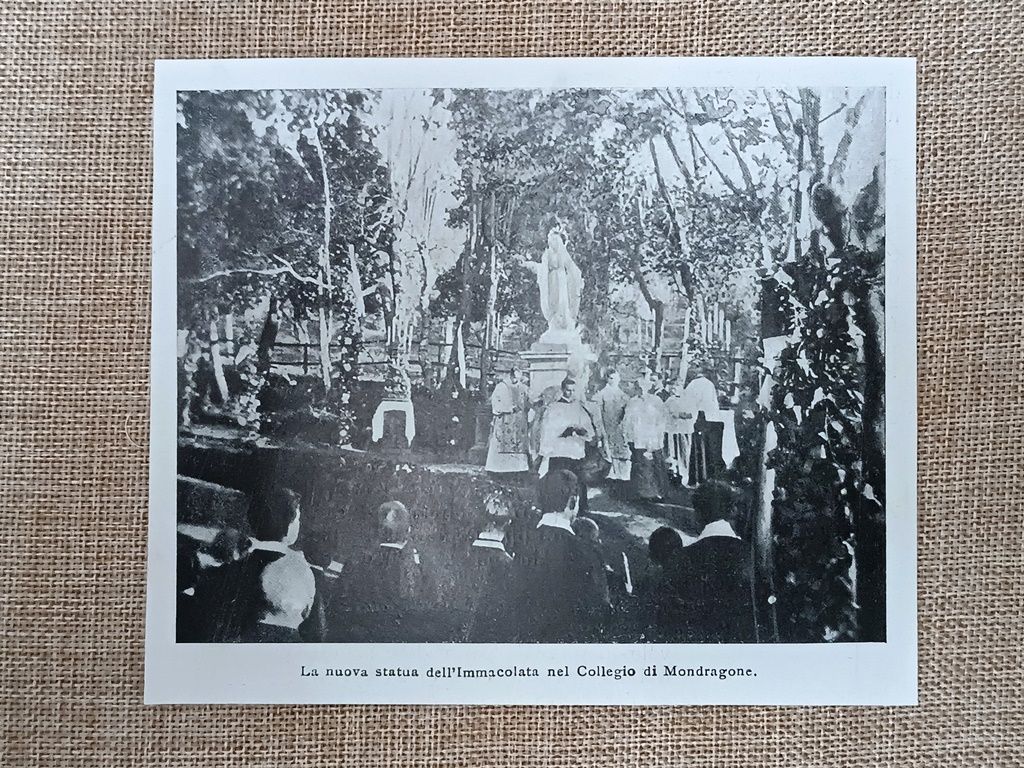 La nuova statua dell'Immacolata nel Collegio di Mondragone nel 1906. …