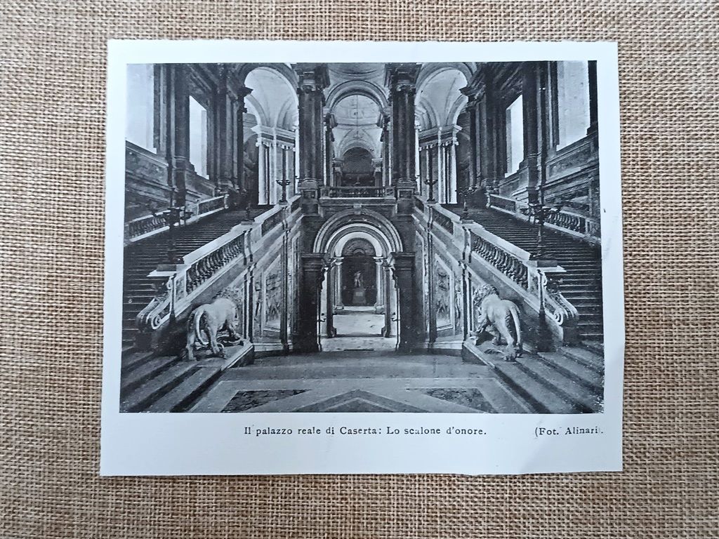 Lo scalone d'onore del palazzo reale di Caserta nel 1905 …