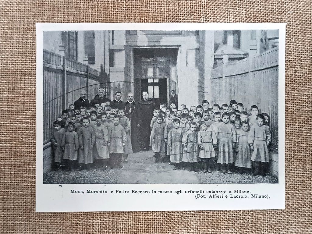 Mons. Morabito e Padre Beccaro in mezzo agli orfanelli a …