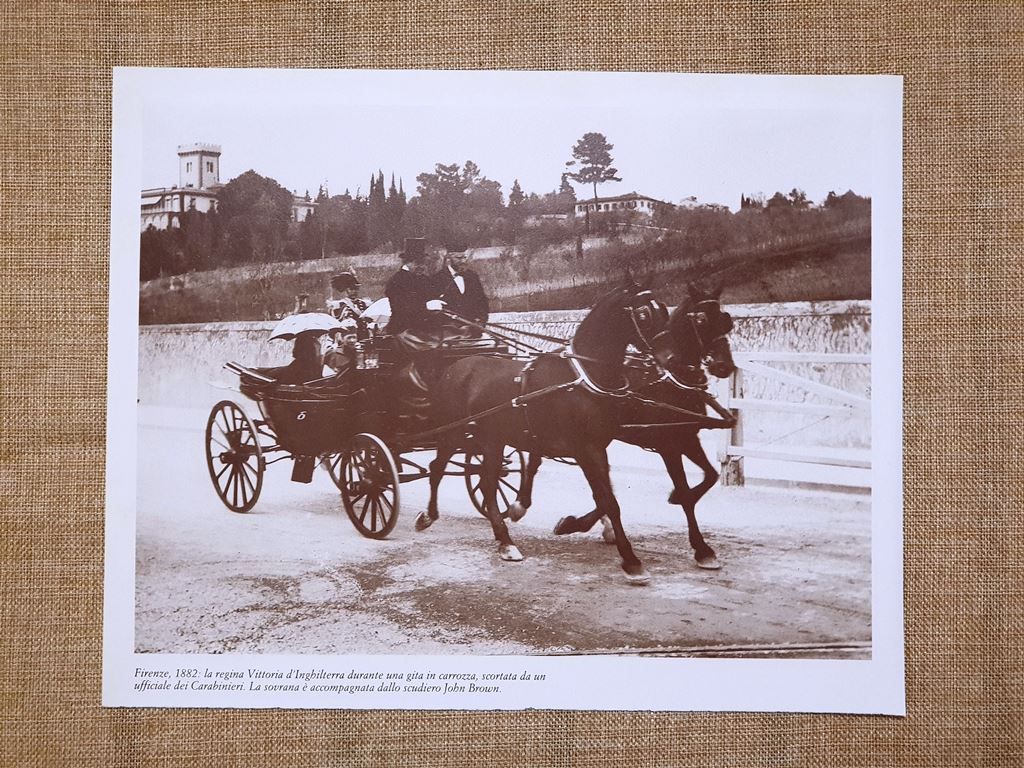 Nel 1882 Firenze Regina Vittoria in carrozza scortata dai Carabinieri …